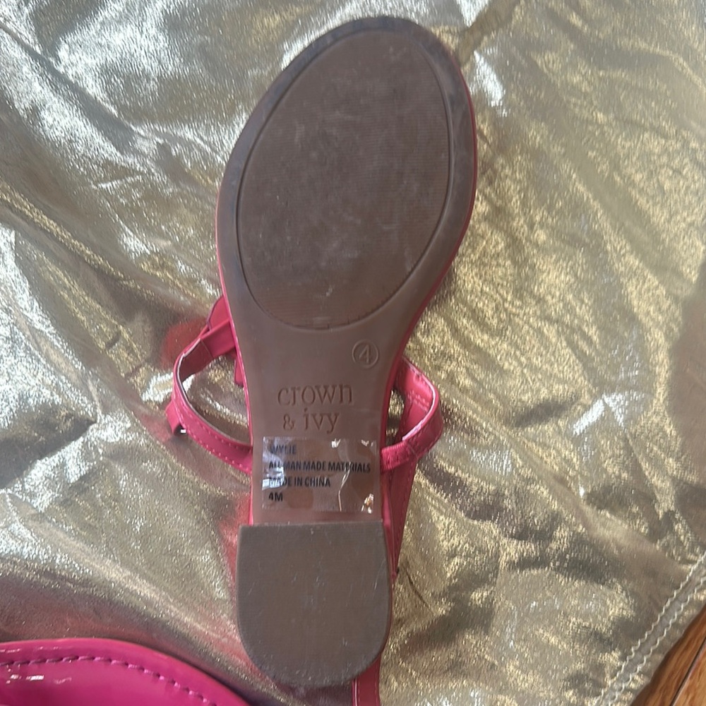 Crown & Ivy Pink Sandals with Glossy Finish Big Kids size 4 - Picture 9 of 9